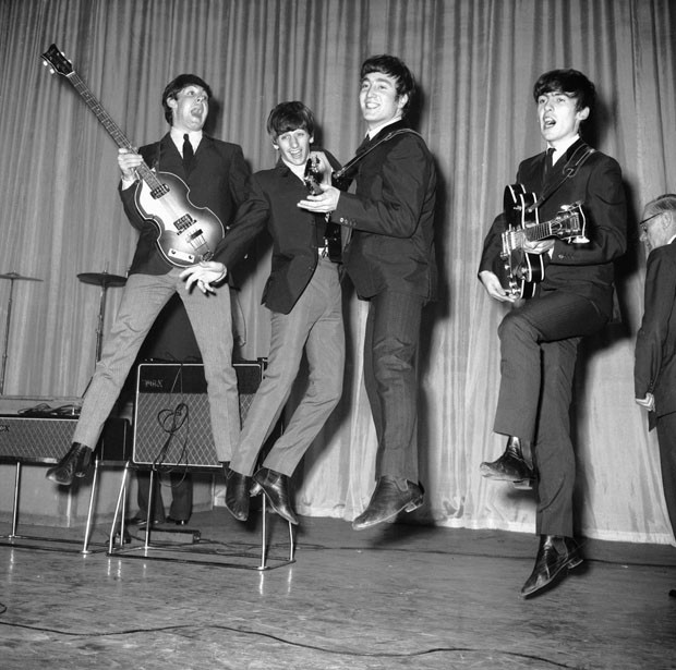 The Beatles rehearse for that night's Royal Variety Performance at the Prince of Wales Theatre, 4th November 1963. The Queen Mother will attend. (Photo by Central Press/Hulton Archive/Getty Images) (Foto: Getty Images)