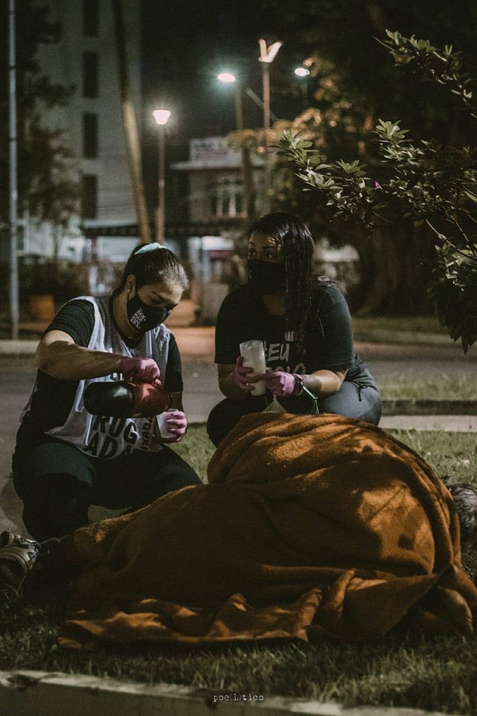 O Bem da Madrugada reduziu o número de voluntários por ação, mas não parou a distribuição  — Foto: Elder Yudi/Arquivo Pessoal