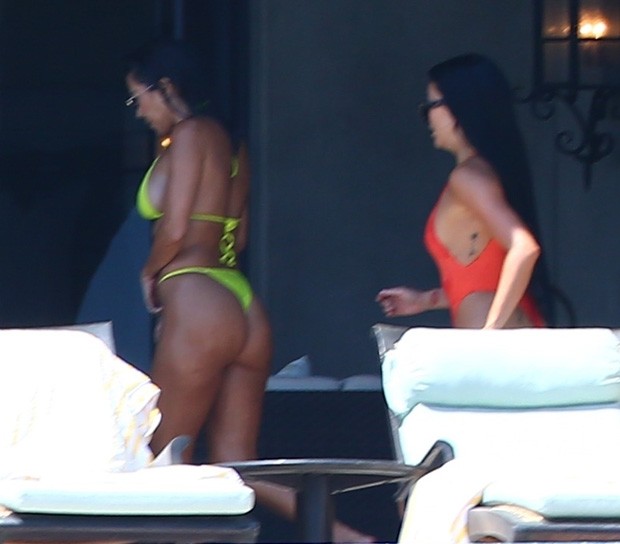 Kourtney Kardashian (esq) e amiga (Foto: BackGrid)