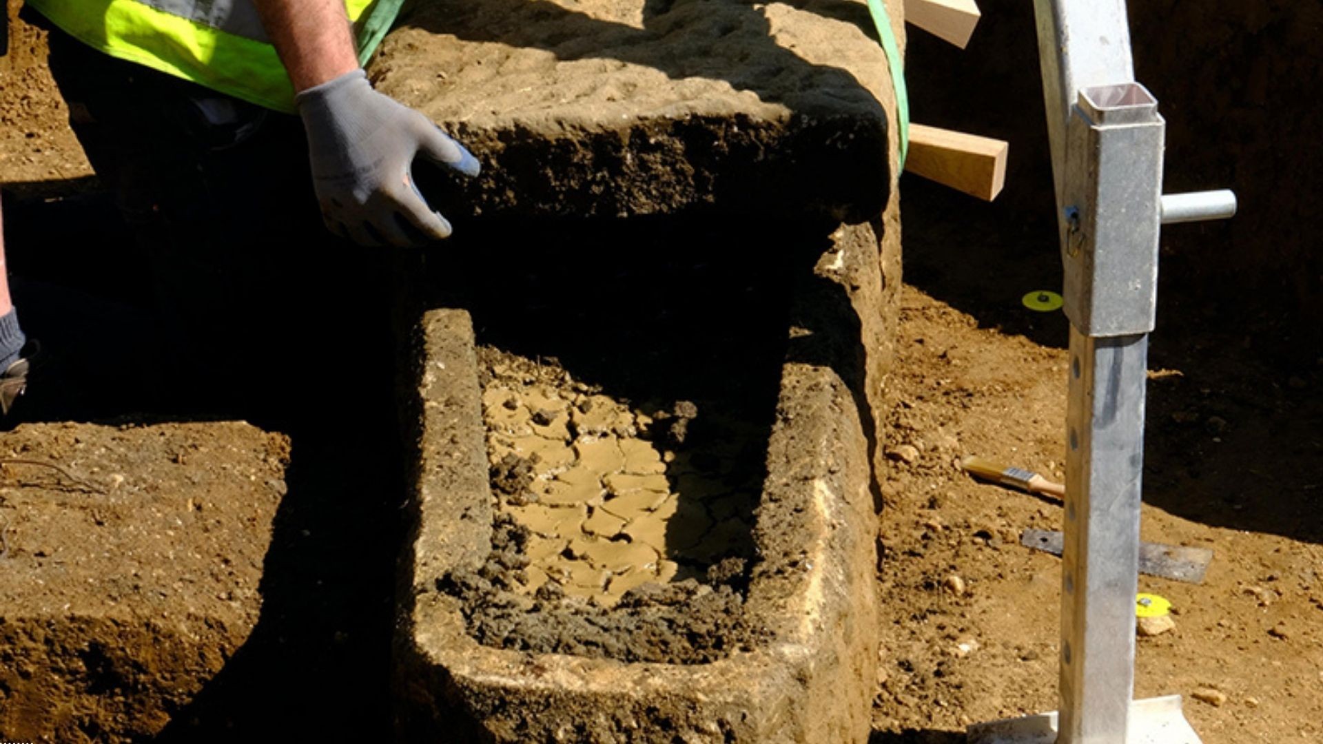 O sarcófago estava em uma sepultura de cerca de dois metros de comprimento, 60 cm de largura e 50 cm de profundidade (Foto: Bath & North East Somerset Council )