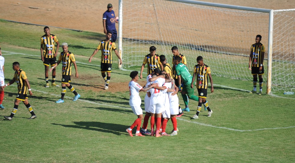 Petrolina 8 x 0 Serrano &acirc; Foto: Emerson Rocha