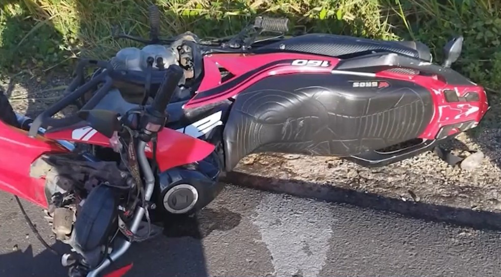 Motociclista morre após colidir com carro em rodovia no sudoeste da BA — Foto: TV Sudoeste