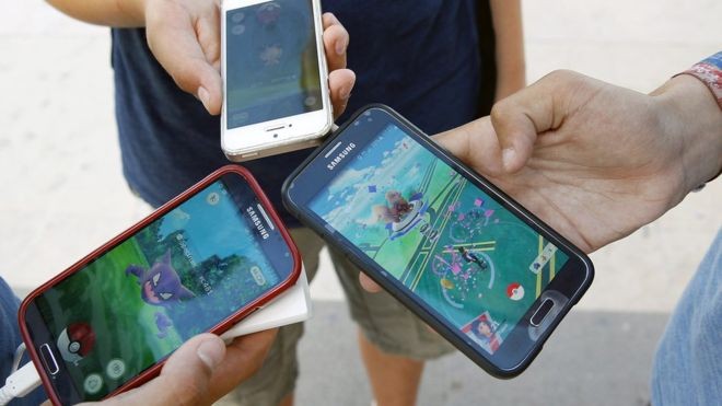 'Tem um novo jogo por aí que decolou de forma explosiva, e ele exige que as pessoas se movimentem para lugares codificados digitalmente para ganhar pontos', escreveu um coronel canadense sobre o Pokémon Go (Foto: Getty Images via BBC News)