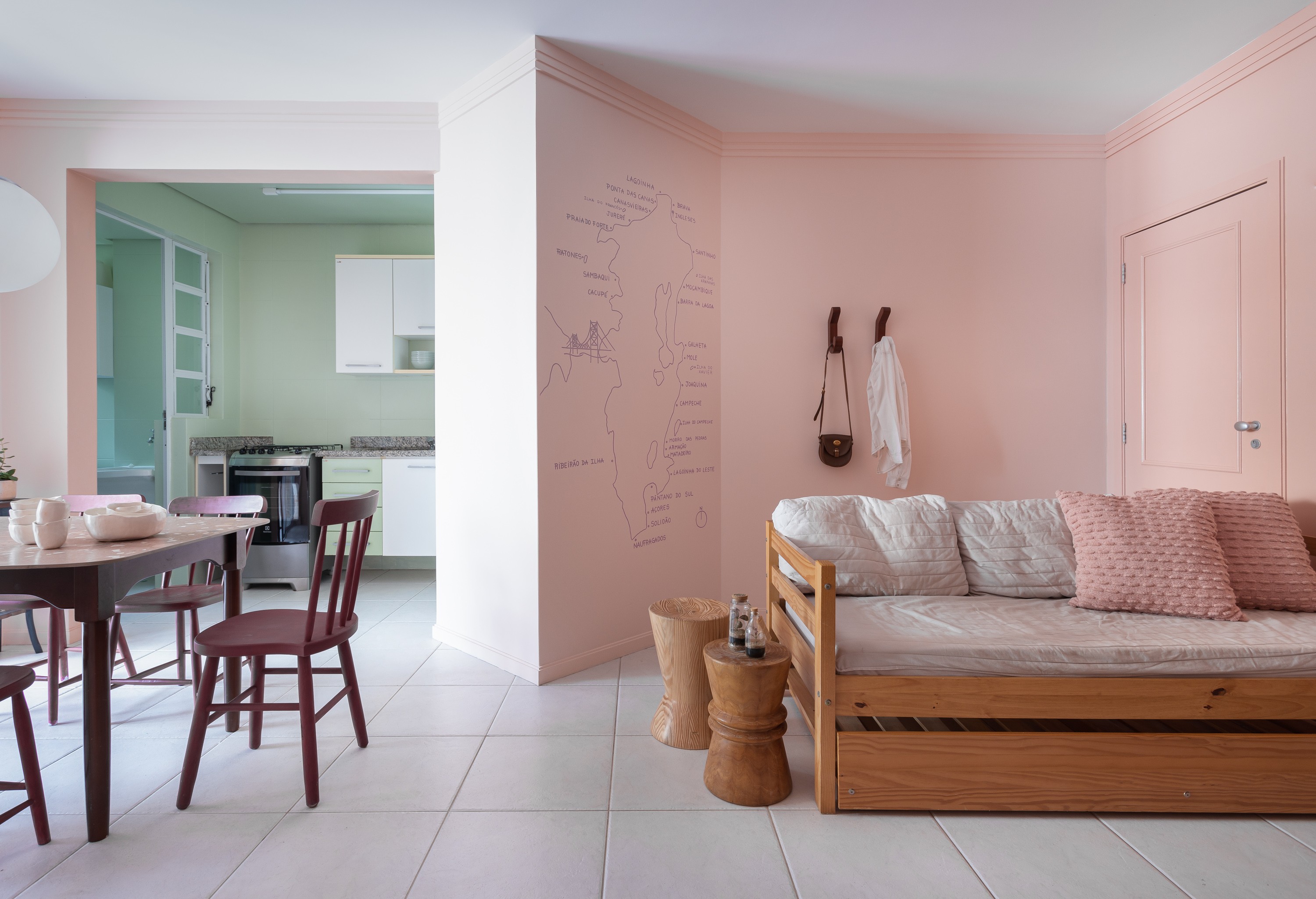 Apartamento é transformado com cores e artesanato: veja antes e depois (Foto: Mariana Boro)