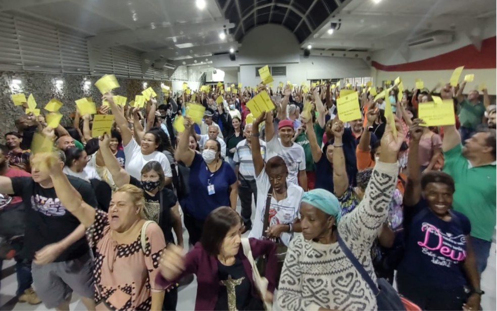 Servidores públicos de Ribeirão Preto, SP, em votação pelo fim da greve, nesta quinta-feira (20) — Foto: Divulgação