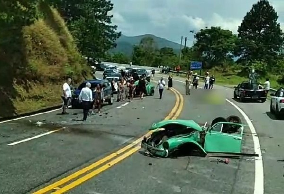 Acidente deixou carro partido ao meio em Campos do Jordão. — Foto: Samuel Nascimento/Vanguarda Repórter
