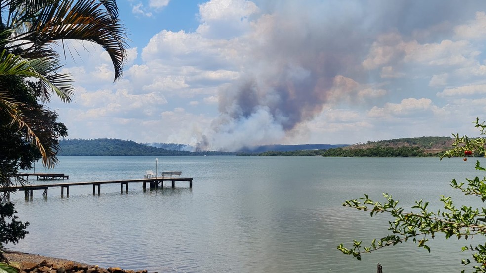 Incêndio atinge área de preservação ambiental em Quedas do Iguaçu   — Foto: Prefeitura de Quedas do Iguaçu