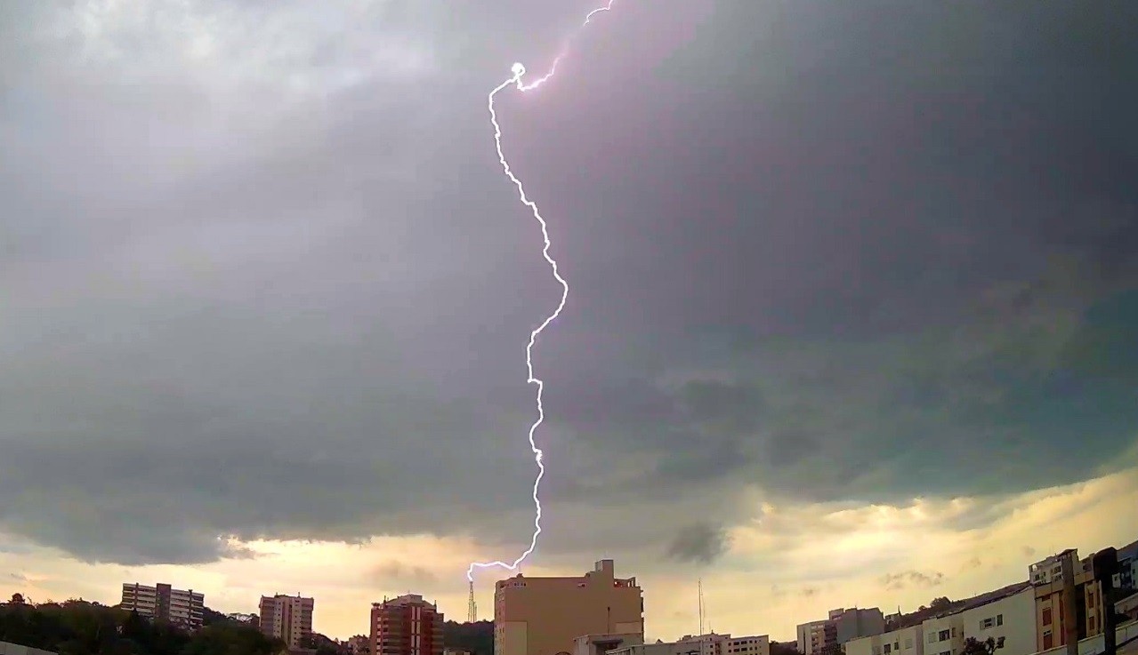 Defesa Civil do RS e Inmet emitem alertas de temporal