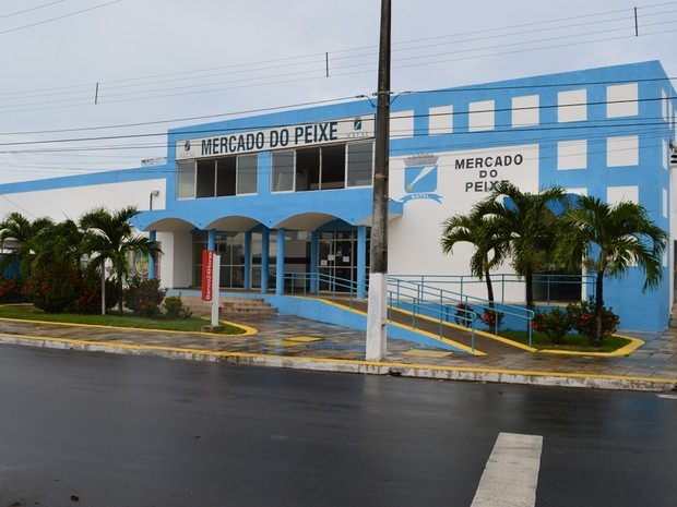 Comerciante Lúcio Rodrigues atua há 34 anos com venda de pescado e comemora o aumento nas vendas nesta semana (Foto: Marco Polo/Secom PMN)