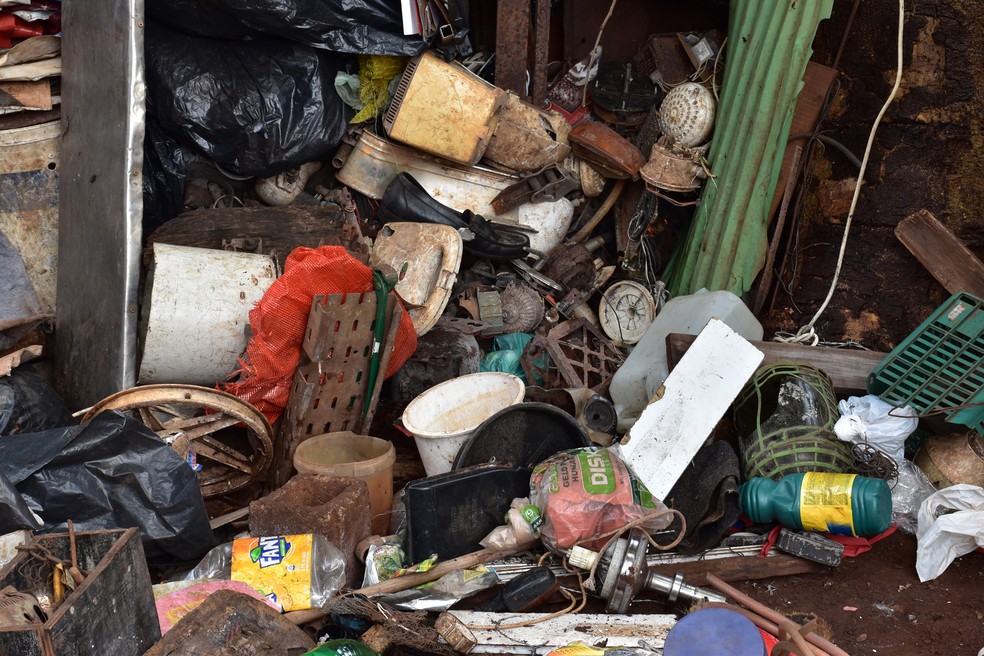 Materiais reciclveis foram retirados de casa de idoso em Ribeiro Preto, SP  Foto: Laura Scarpelini/ G1