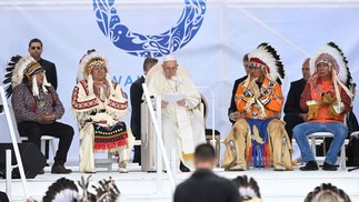 Papa Francisco fala com membros da comunidade indígena no Parque Muskwa, em Maskwacis, Alberta, Canadá — Foto: Patrick T. FALLON / AFP