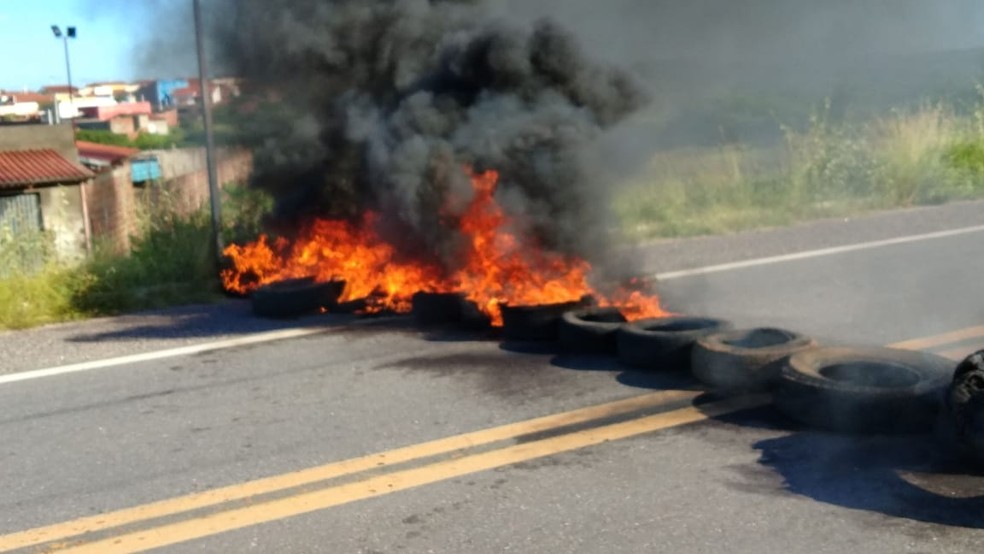 Moradores de Campo Grande queimam pneus em protesto na BR-110, no RN (Foto: Alexandre Castro)