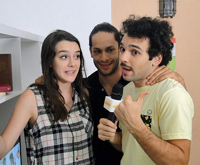 Rainer Cadete e Mariana Molina se divertem em gravação com Raphael Ghanem (Foto: Fabio Rosso/ Gshow)