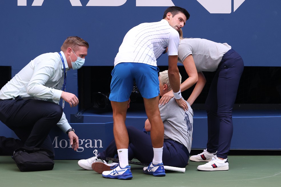 Djokovic acertou a juíza de linha e correu para ver se ela estava bem: sérvio foi desclassificado do US Open 2020 — Foto:  Al Bello/Getty Images