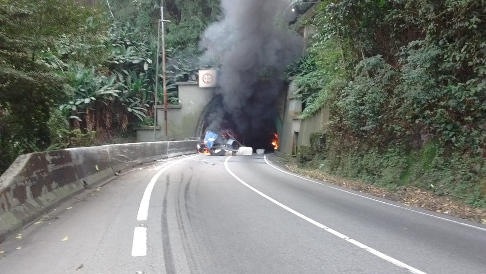 Carga pegou fogo dentro de túnel da rodovia em Cubatão (SP) — Foto: Divulgação/ Polícia Militar Rodoviária