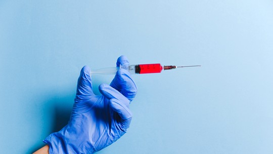 Por que a OMS mudou a recomendação da dose de reforço da vacina contra covid?