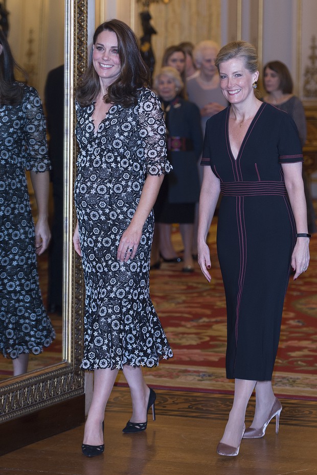 LONDON, UNITED KINGDOM - FEBRUARY 19: Catherine, Duchess of Cambridge and Sophie, The Countess of Wessex attend The Commonwealth Fashion Exchange Reception at Buckingham Palace on February 19, 2018 in London, England. (Photo by Eddie Mulholland - Pool/Get (Foto: Getty Images)