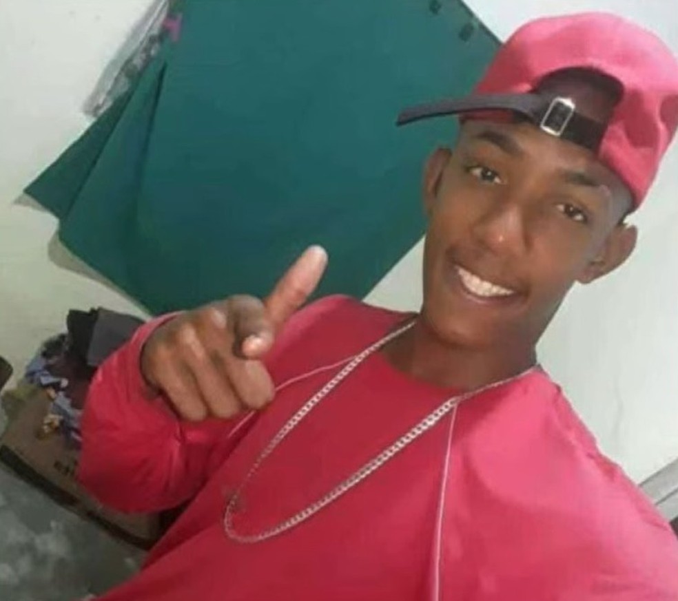 Israel Campelo dos Santos, de 19 anos, morreu soterrado por barreira em Águas Compridas, Olinda — Foto: Reprodução/WhatsApp