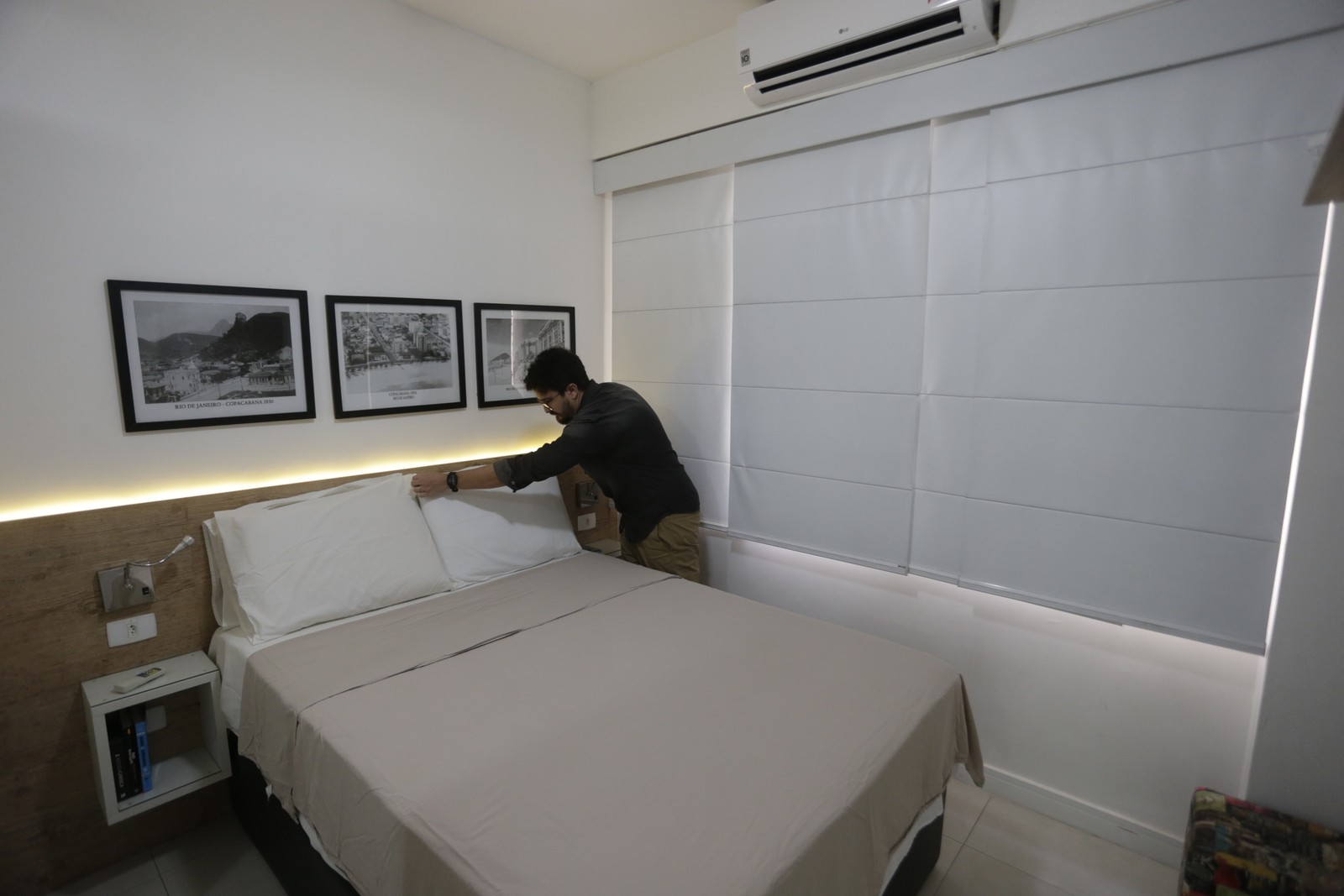Administrador mostra um apartamento em Copacabana. Pesquisa mostra que aplicativos de hospedagem, como Airbnb e Booking, estão ajudando a impulsionar alugueis de temporada — Foto: Domingos Peixoto / Agência O Globo