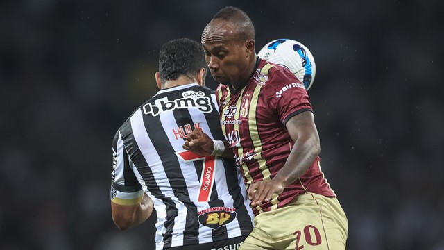 Hulk disputa bola em Atlético-MG x Tolima, pela Libertadores