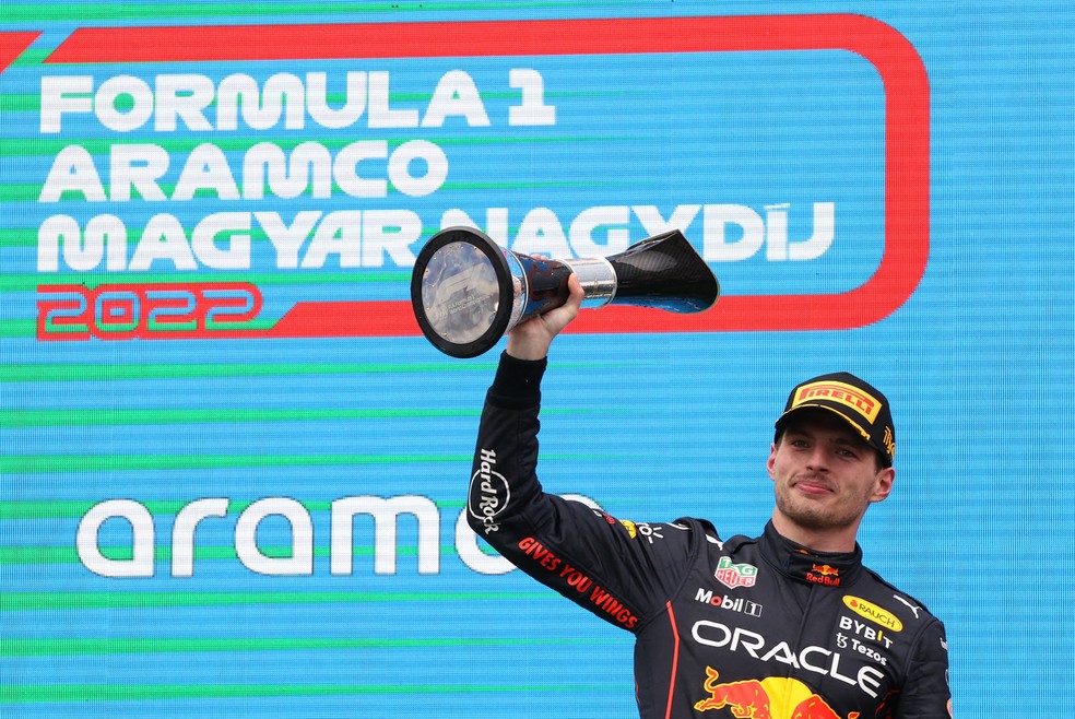 Max Verstappen com o troféu do GP da Hungria — Foto: REUTERS/Bernadett Szabo