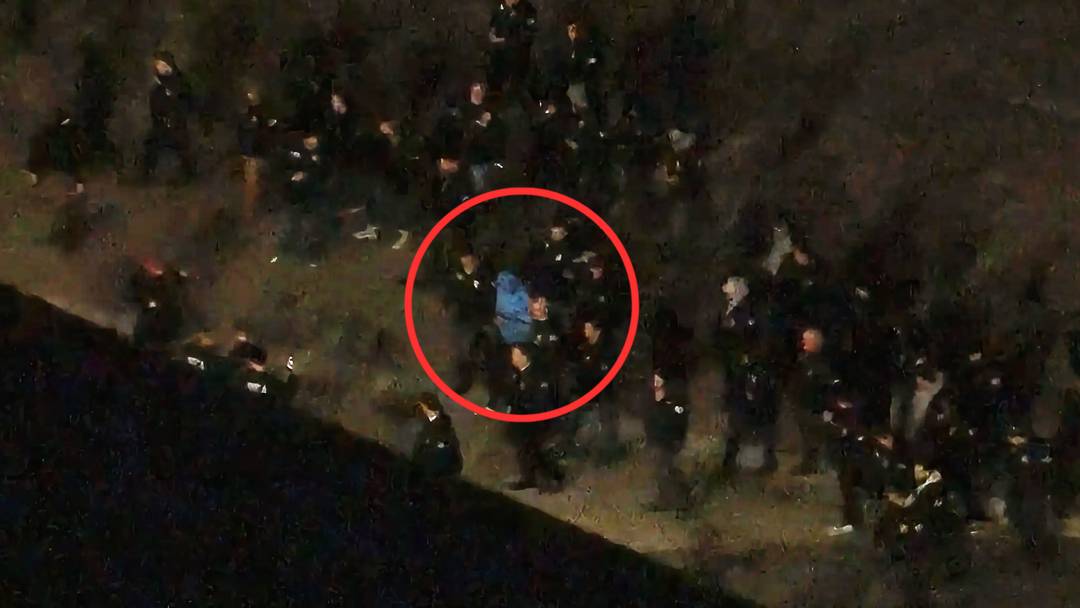 Nicolás Maduro desembarca de avião em Nova York em 3 de janeiro de 2026, após ter sido capturado pelo governo Trump na Venezuela