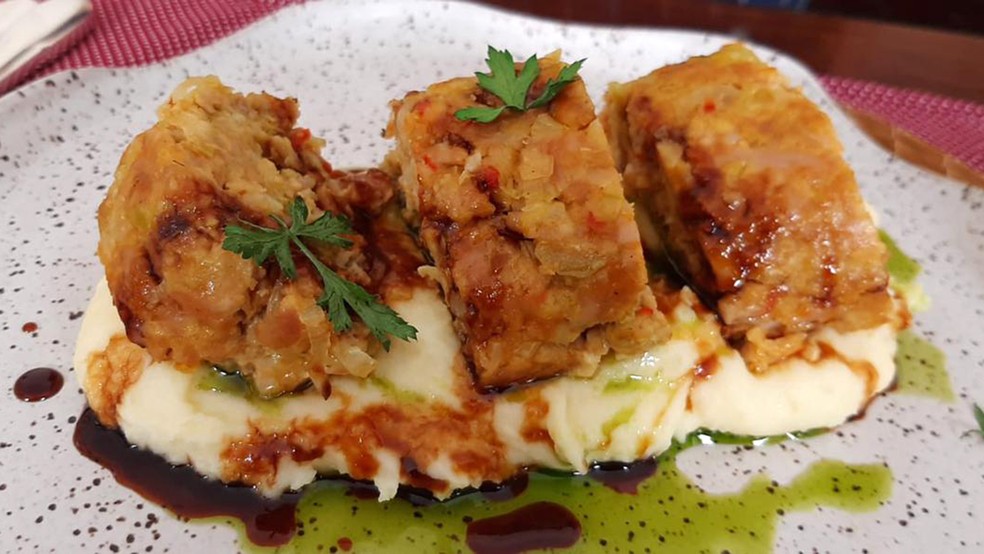 Rocambole De Carne Suina Ao Molho De Salsa Com Pure De Batata Receitas