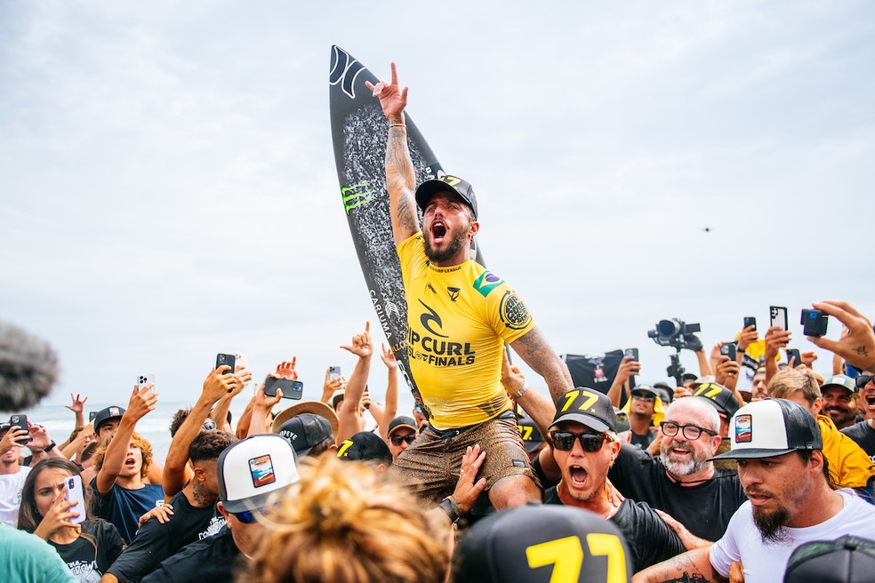 Filipe Toledo é campeão mundial de surfe pela primeira vez