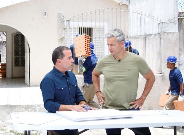 O arquiteto Duda Porto e o apresentador Otaviano Costa já em meio a obra (Foto: Michelle Tomaz/Divulgação)