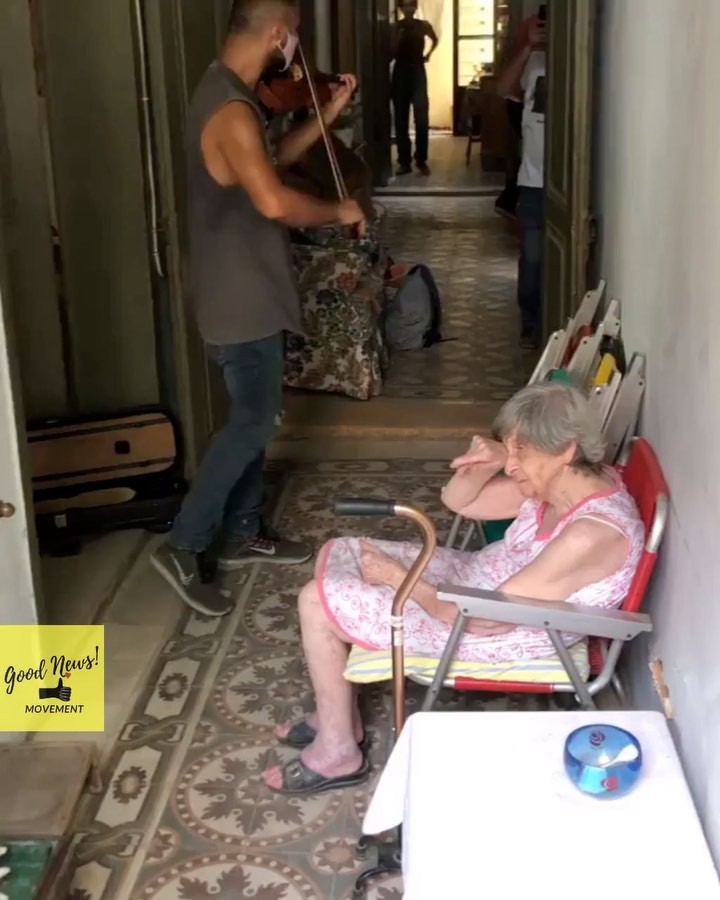 Depois de ser resgatada de casa em Beirute, idosa recebe serenata  (Foto: Reprodução/ Instagram)
