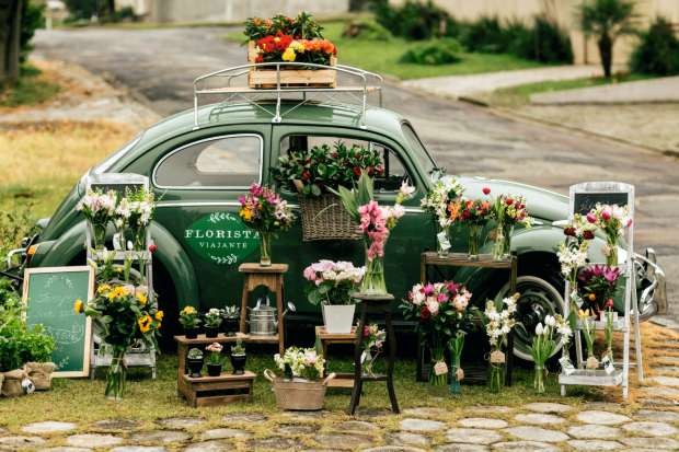 Fusca verde com arranjos de flores da Florista Viajante (Foto: Divulgação)