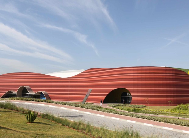 Centro de Formação de Professores EducaMais Jacareí, projetado por Ruy Ohtake (Foto: Prefeitura de Jacareí / Reprodução)