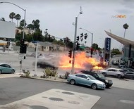 Câmeras flagram carro virando bola de fogo e matando ao menos seis pessoas em acidente nos EUA; vídeo