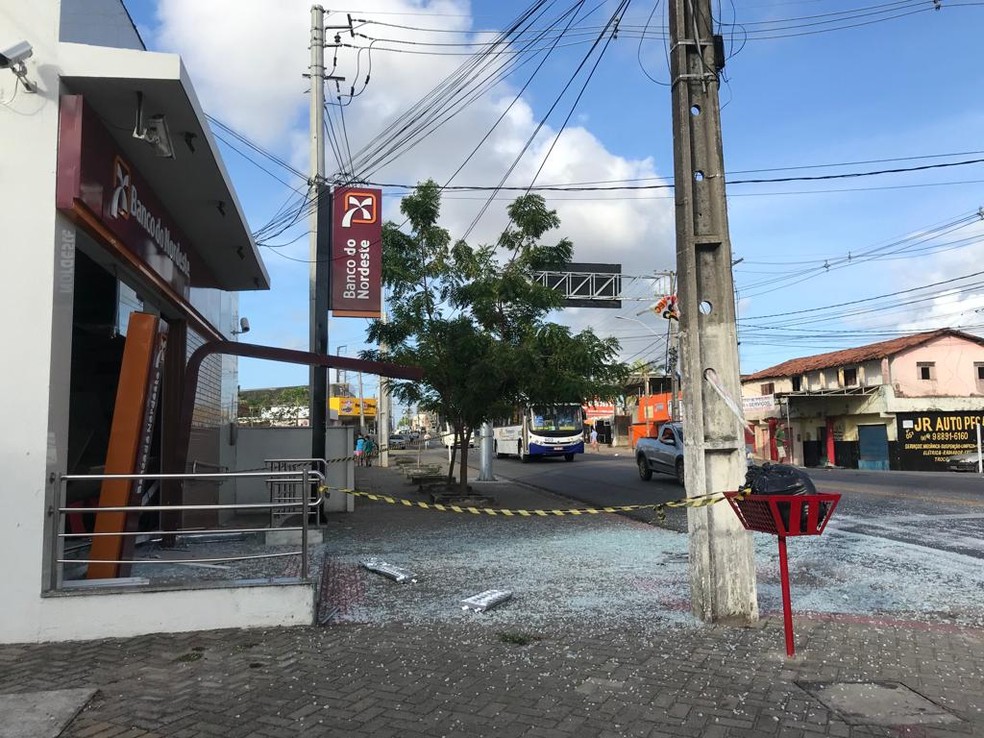 Vidro ficou espalhado na frente da agência após ataque na madrugada em São Gonçalo do Amarante, na Grande Natal — Foto: Ayrton Freire/Inter TV Cabugi