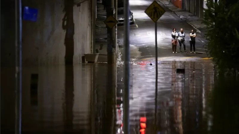 Enchente em Caieiras (SP) no final de janeiro (Foto: REUTERS via BBC)