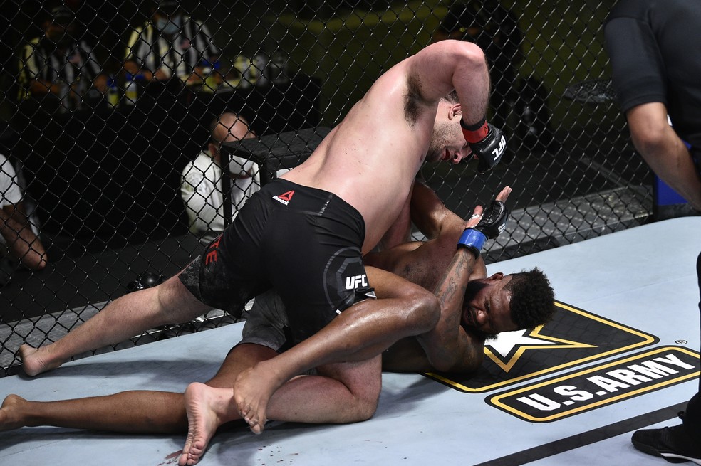 Gian Villante golpeia Maurice Greene no UFC: Poirier x Hooker — Foto: Getty Images