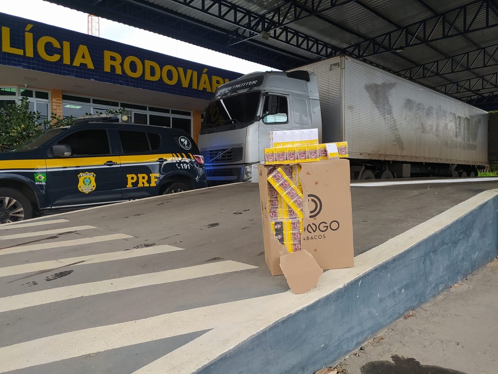 Carregamento com 250 mil maços de cigarros sem nota fiscal é apreendido pela PRF — Foto: PRF