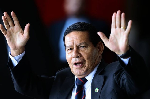 'Isso aqui é Brasil, não vai funcionar!', diz Mourão sobre passaporte da imunidade