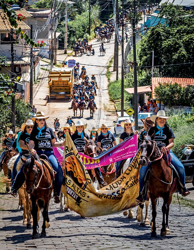 Cavalgada das Patroas - A cavalgada reuniu cavaleiras de cinco Estados: Minas Gerais, São Paulo, Goiás, Bahia e Paraná (Foto: Charles Verza)