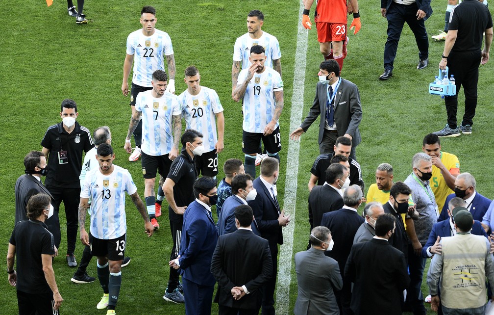Brasil x Argentina: jogadores argentinos deixam gramado da Neo Química Arena — Foto: Marcos Ribolli
