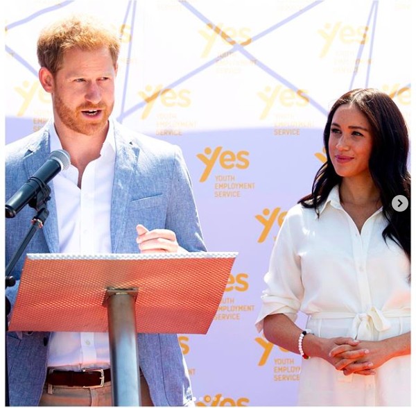 A atriz e duquesa Meghan Markle com o marido, o Príncipe Harry, em um compromisso dos dois na África do Sul (Foto: Instagram)