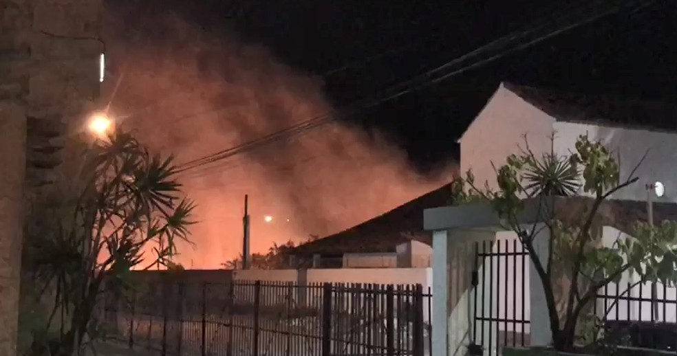 Fogo atingiu terreno perto da Capela de Sant'Ana, em Olinda, nesta segunda (4) — Foto: Reprodução/WhatsApp