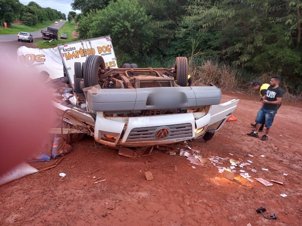 Caminhão tomba e motorista morre em Ourinhos (SP) — Foto: Passando a Régua