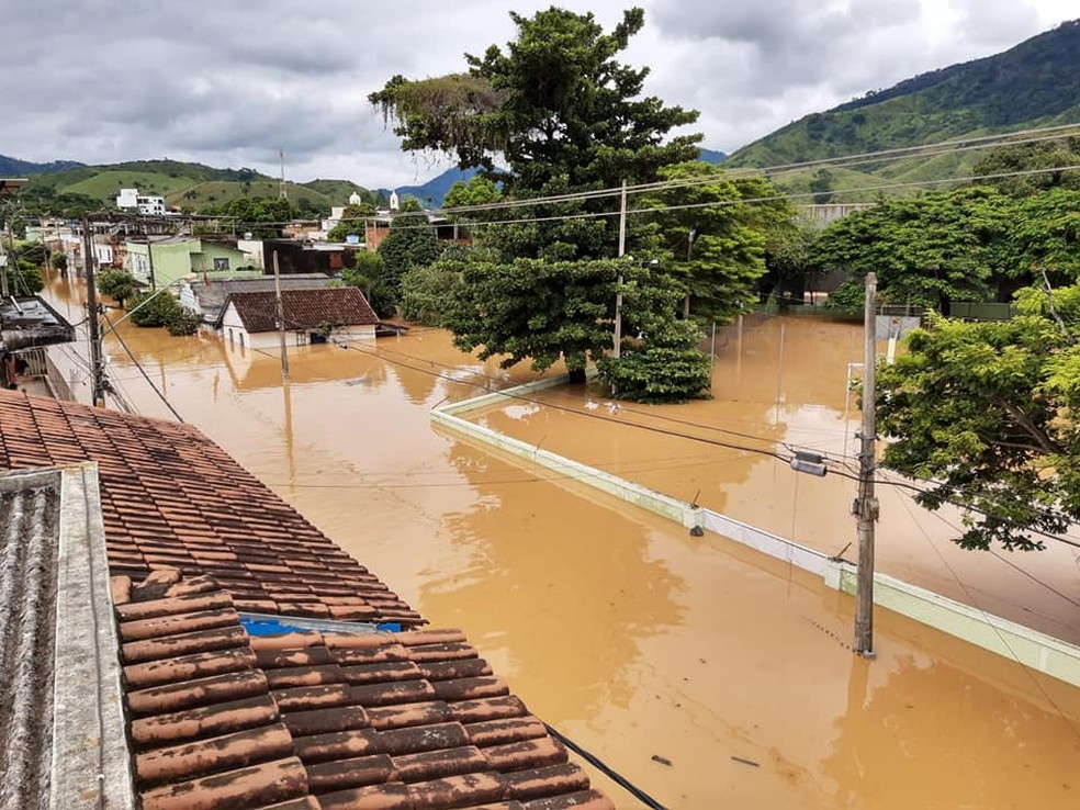 Rio Carangola transbordou e deixou a maior parte da cidade de Porciúncula submersa — Foto: Ascom Prefeitura de Porciúncula/Divugação