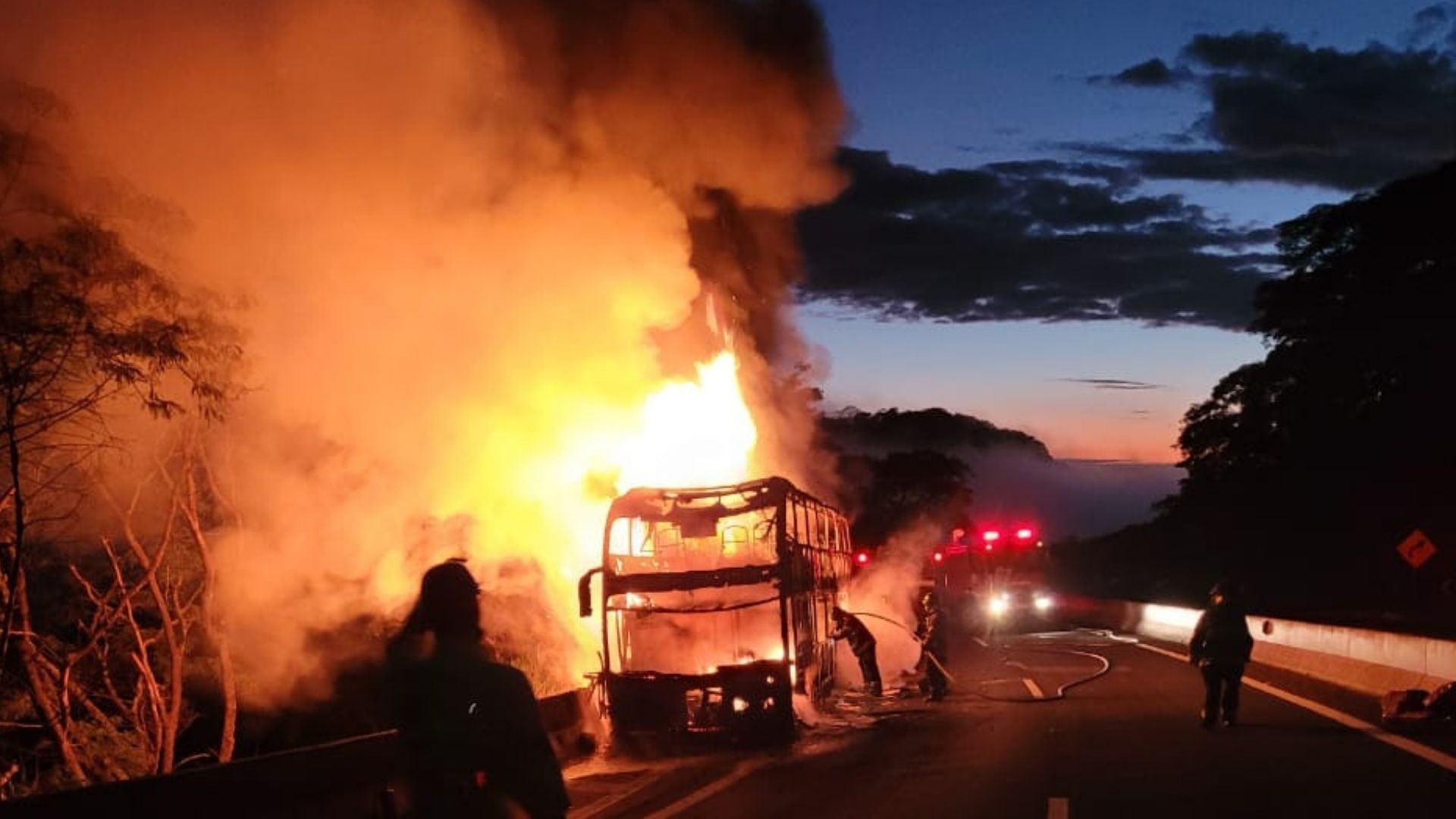 Ônibus de dois andares pega fogo em rodovia de Dois Córregos