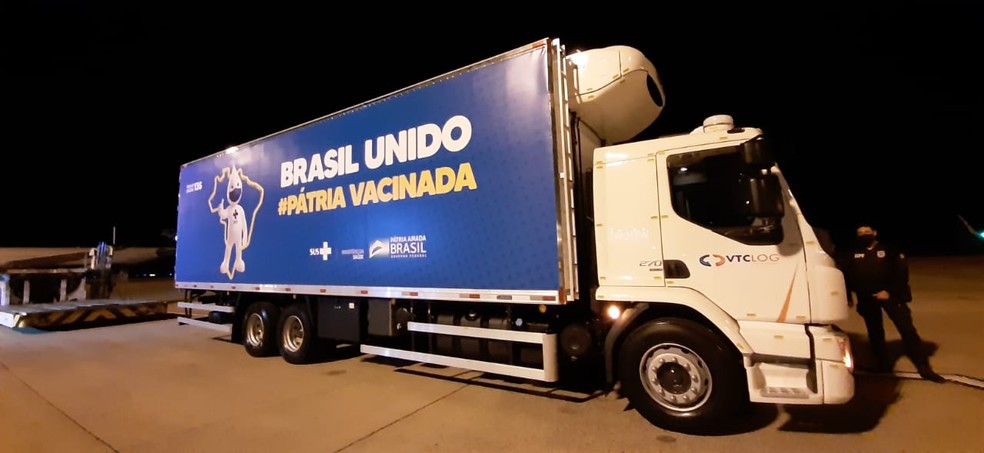 Caminhão que fará o transporte da vacina da Pfizer de Campinas (SP) até o centro de distribuição do governo federal em Guarulhos (SP) — Foto: Vanderlei Duarte/EPTV