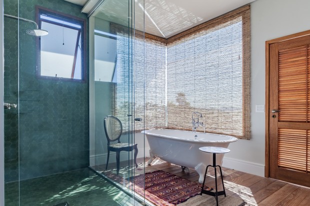 Décor do dia: banheiro com banheira de imersão e ladrilho hidráulico (Foto: Mayra Azzi)