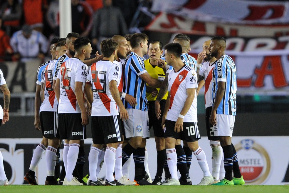Kannemann (ao centro) espalhou espírito argentino ao time — Foto: Wesley Santos / Agência PressDigital