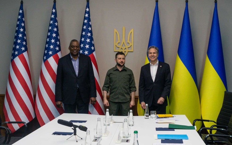 O secretário de Defesa Lloyd Austin, à direita, e o secretário de Estado dos EUA, Antony Blinken (esquerda), se reúnem com o presidente da Ucrânia, Volodymyr Zelensky, no domingo (24), em Kiev — Foto: Departamento de Defesa dos EUA / via AP Photo