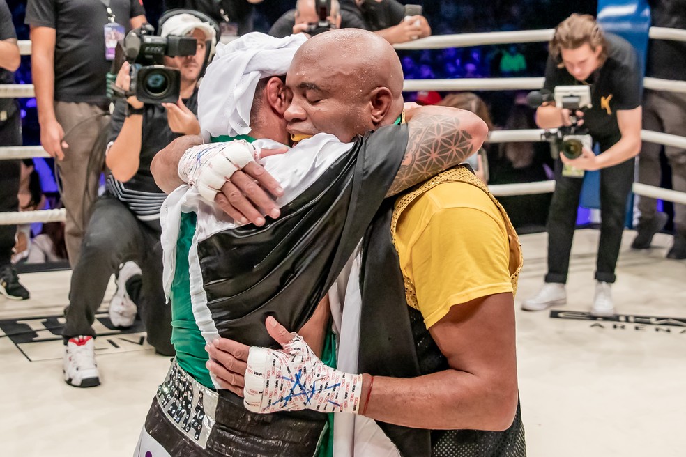 Bruno Caveira e Anderson Silva se cumprimentam após a luta de boxe em Abu Dhabi — Foto: Getty Images